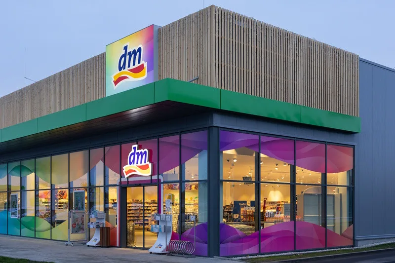 Prodejna dm v novém Retail parku Strakonická v Českých Budějovicích představila jako první nový design fasády i vnitřního uspořádání.