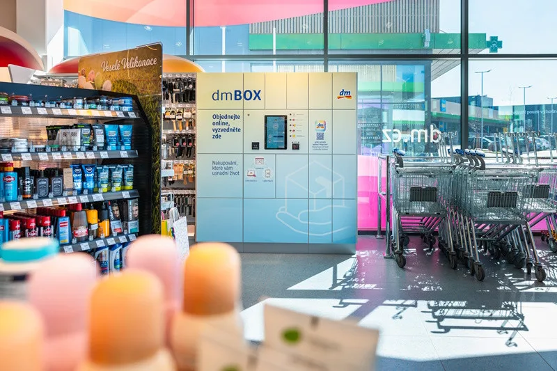 V prvních prodejnách dm byly instalovány dm boxy, které slouží k vyzvednutí zboží objednaného online.