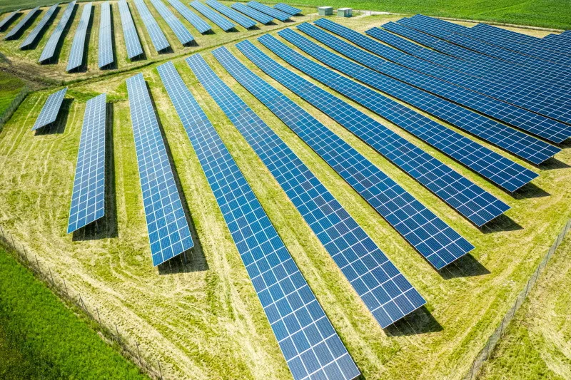 Miliardové škody, ohrožení investic a arbitráže: Hospodářská komora, Svaz průmyslu a dopravy i ekonomové varují před omezením podpory pro obnovitelné zdroje