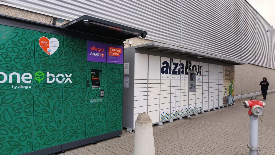 Samoobslužné boxy u Kauflandu v Plzni na Borech.