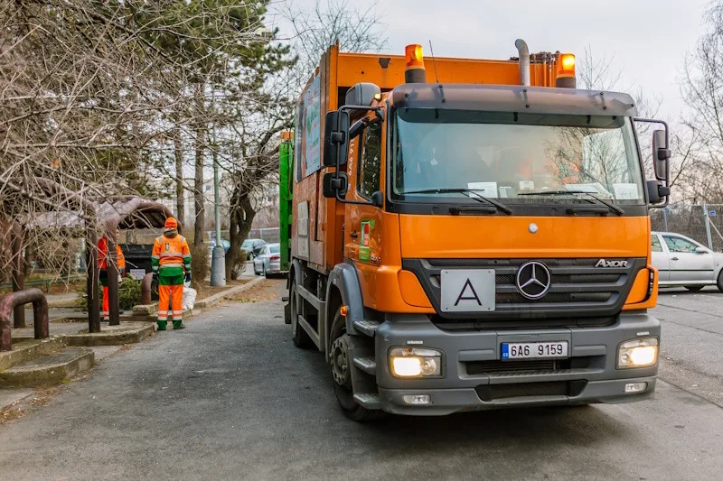 Jak vyzrát na třídění odpadu nejen o Vánocích? Pražské služby radí v zimním speciálu