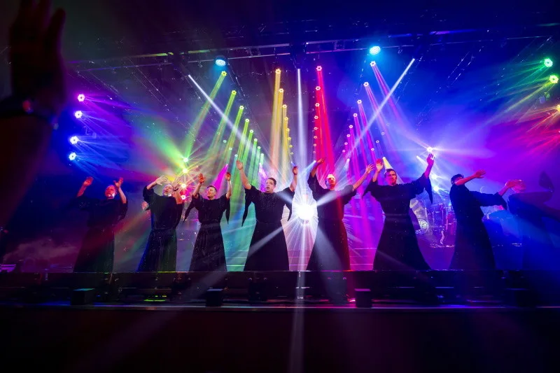 Výroční světová tour GREGORIAN v Praze vyprodaná! Nezmeškejte jedinečný koncert v Brně a v Ostravě a oslavte s GREGORIAN čtvrtstoletí na světové scéně! Show plná překvapení a nových efektů přináší výjimečný hudební a vizuální zážitek: zažijte to nejlepší