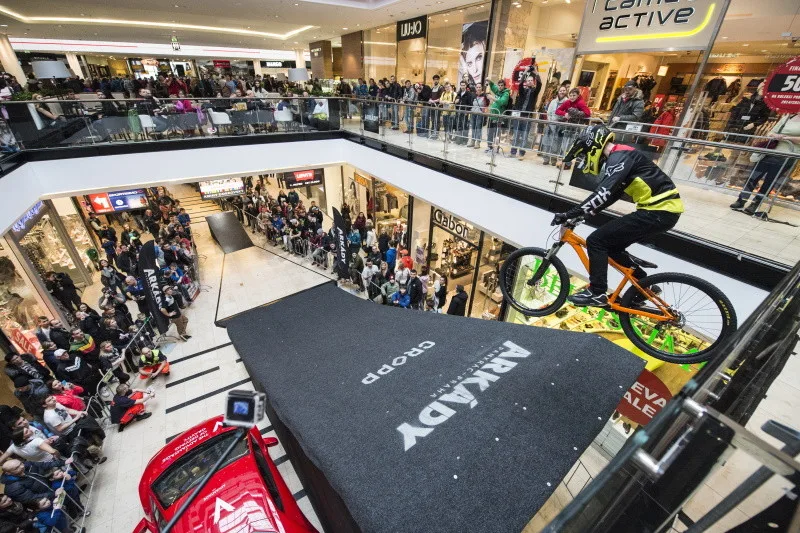 Od medúz, eskalátorů po extrémní skoky. DownMall 2025 startuje už v sobotu