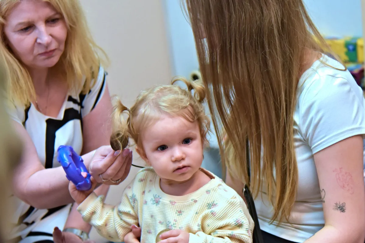 Lékaři z Brna vrátili sluch roční Lauře. K operaci použili robotické rameno