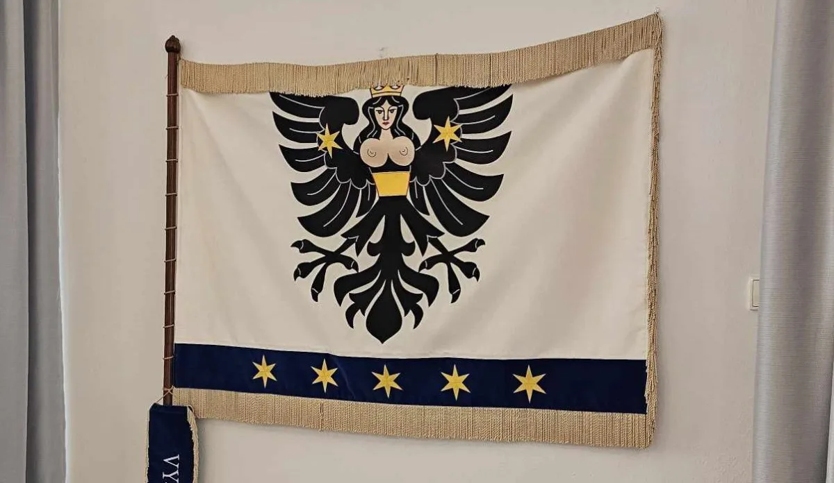 Heraldické znaky odrážejí historii a identitu obcí. Co prozrazují symboly jako harpyje, lev nebo vážka?