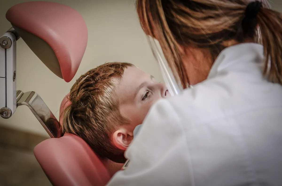 Chlapec zemřel po vytržení zubu, lékaři přehlédli sepsi. Soud v Brně přiznal odškodné