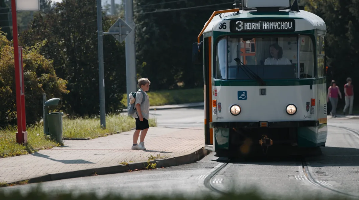 Příběh s tramvají, který může zachránit dětský život, se natáčel v Liberci