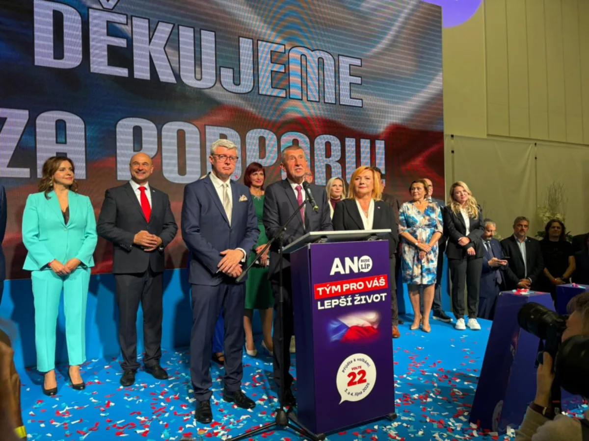 ANO, SPD a Motoristé chtějí penzijní věk 65 let, názor na dávky a výdaje se