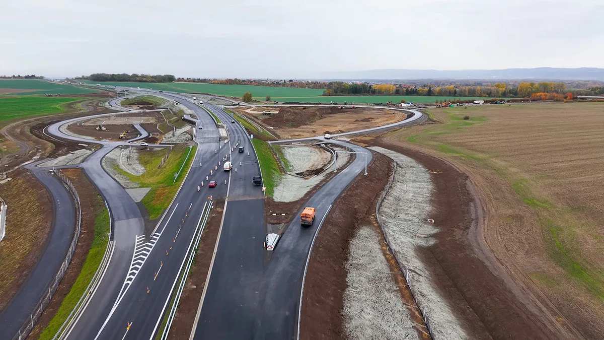 Dokončovaná mimoúrovňová křižovatka Křelov na D35 u Olomouce