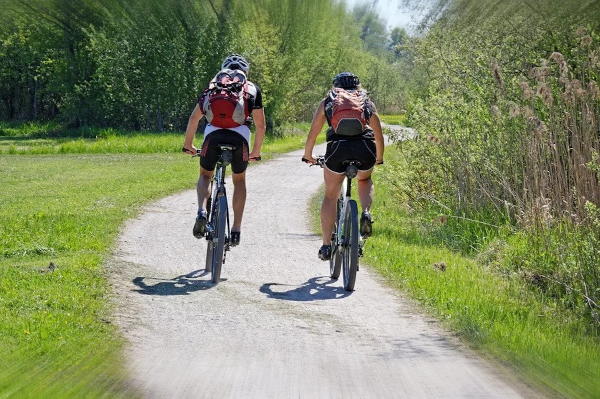 Až 70 procent mladých lidí vnímá vztah cyklistů a řidičů jako nepřátelský