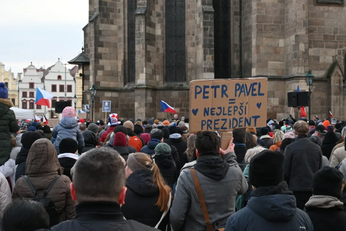 Na náměstích měst mimo Prahu se na podporu Pavla sešly stovky i tisíce lidí