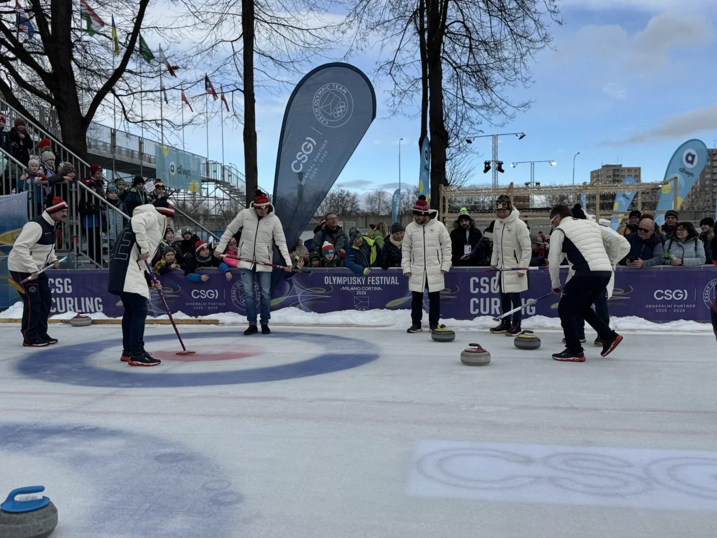 Eva Adamczyková při curlingu.