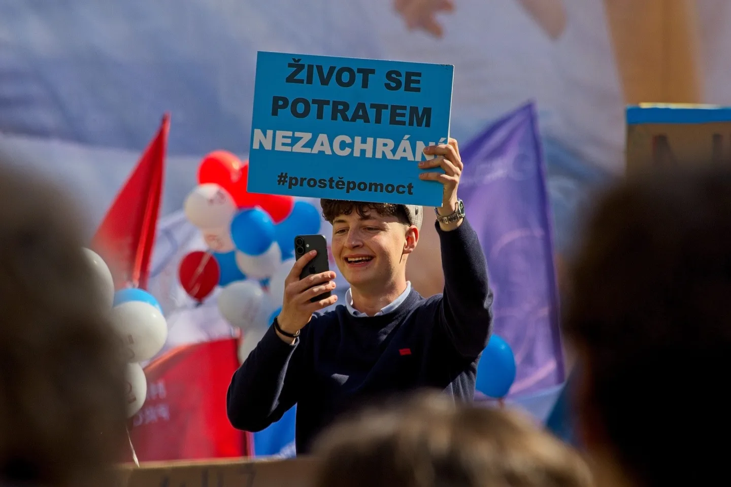 FOTO: Pískot i zásah policie. Pochod pro život v Praze opět rozvířil emoce
