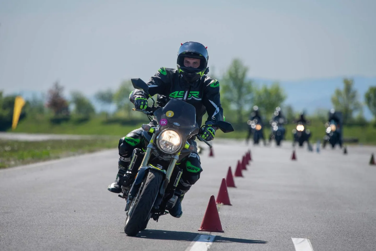 Motorkáři chtějí víc než teorii. Rozhoduje praxe a reálný zážitek.