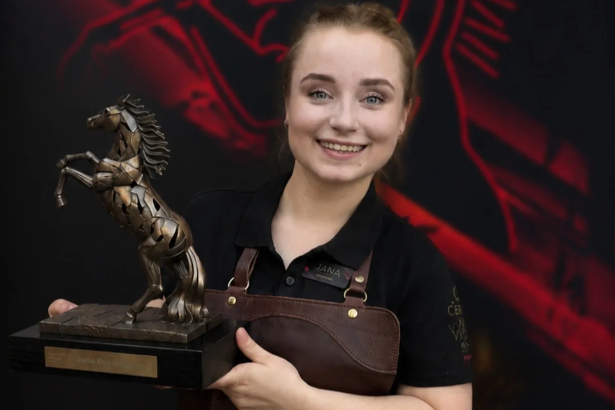 Jana Engelmannová, nejlepší výčepní v Česku, s trofejí Černý kůň výčepu, autor Martin Procházka
