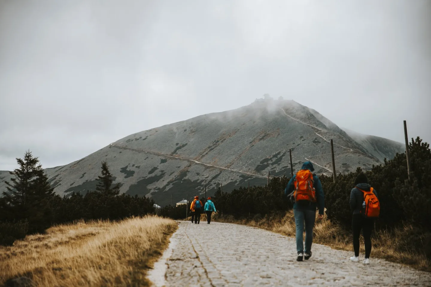 Krkonoše umí zaskočit i zkušené turisty. Co si vzít do batohu a na co nezapomenout