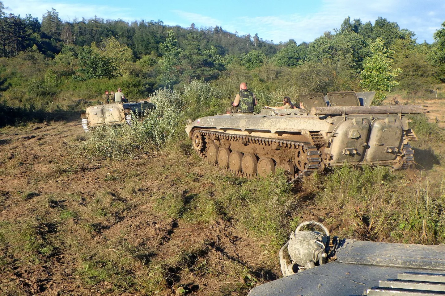 Na Šlovický vrch se vrací vojenská technika, aby pomáhala obnovovat a udržovat cennou krajinu vzniklou po působení armády a vytvářela podmínky pro ohrožené druhy. Foto: Ondřej Peksa