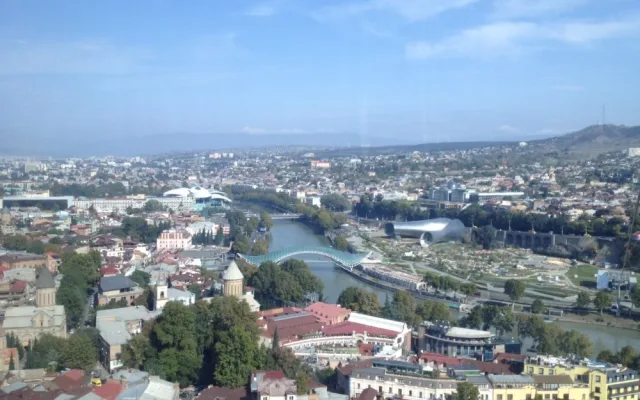 Tbilisi v údolí řeky Kura