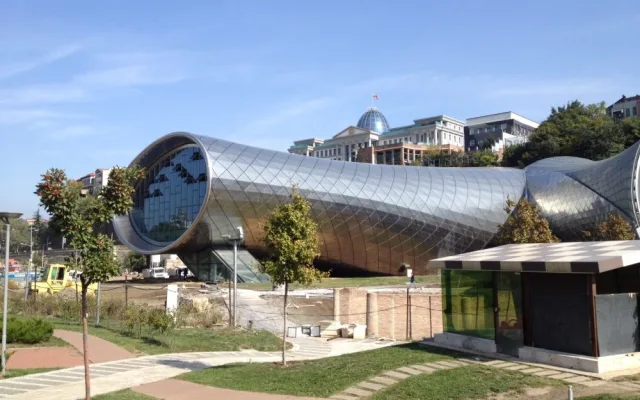 Centrum Tbilisi - nově vznikající galerie v parku na levém břehu řeky Kura