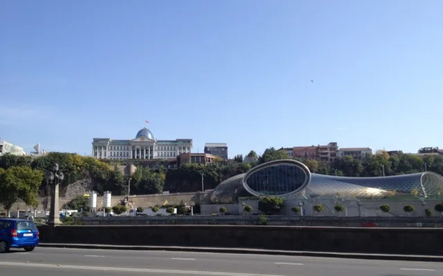 V centru Tbilisi se mísí historické a administrativní budovy s moderní architekturou