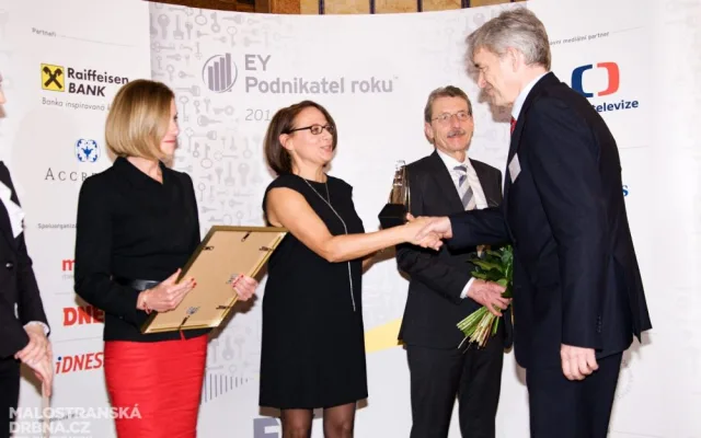 Jaroslav Horák přebírá ocenění z rukou primátorky Krnáčové