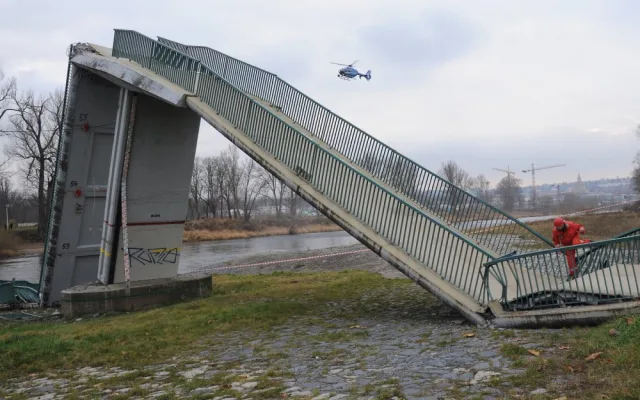 Zásah hasičů pro pádu lávky.