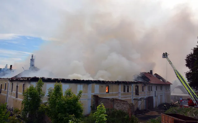 V Jindřichovicích hoří zemědělský areál se štěpkou.