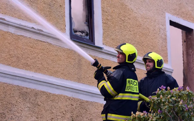 V Jindřichovicích hoří zemědělský areál se štěpkou.