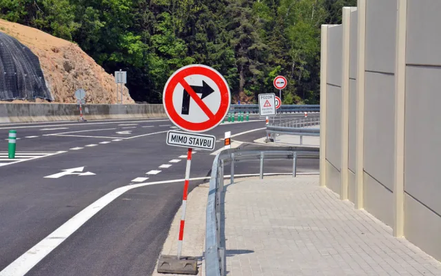 Nová silnice otevřela. Cesta mezi Libercem a Jabloncem se zkrátí na minuty.Nová silnice otevřela. Cesta mezi Libercem a Jabloncem se zkrátí na minuty.