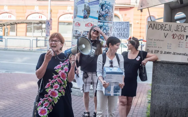 Předseda vlády dorazil do Budějc. Lidé ho uvítali protibabišovskými pokřiky.