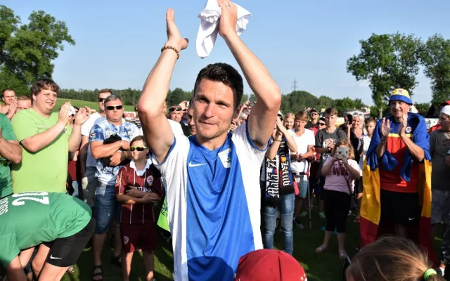 Góly bude dávat už jen v modrobílém trikotu FK Olešník, který vyfasoval od předsedy klubu Slavomíra Vařáka.