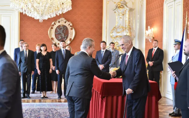 Prezident Zeman jmenoval druhou Babišovu vládu.