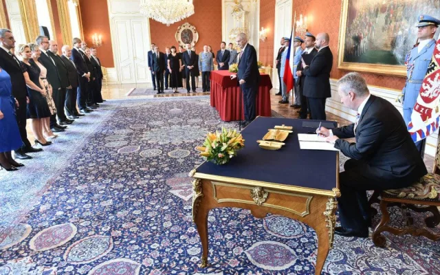 Prezident Zeman jmenoval druhou Babišovu vládu.