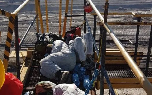 Aktivisté vnikli do dolu Bílina a připoutali se pod rypadlo.