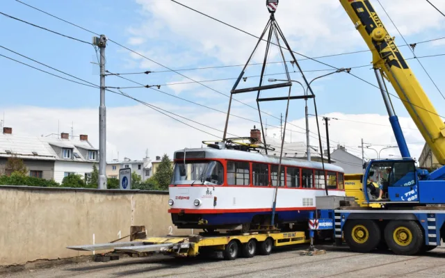 Olomoucká tramvaj zdobí střechu garáže u rodinného domu v Jihlavě.