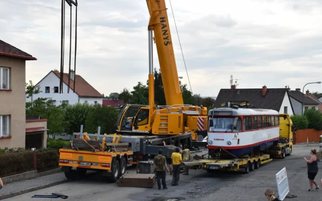 Olomoucká tramvaj zdobí střechu garáže u rodinného domu v Jihlavě.