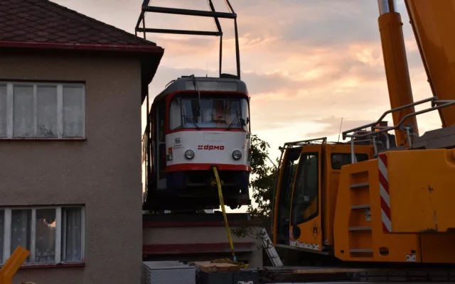 Olomoucká tramvaj zdobí střechu garáže u rodinného domu v Jihlavě.