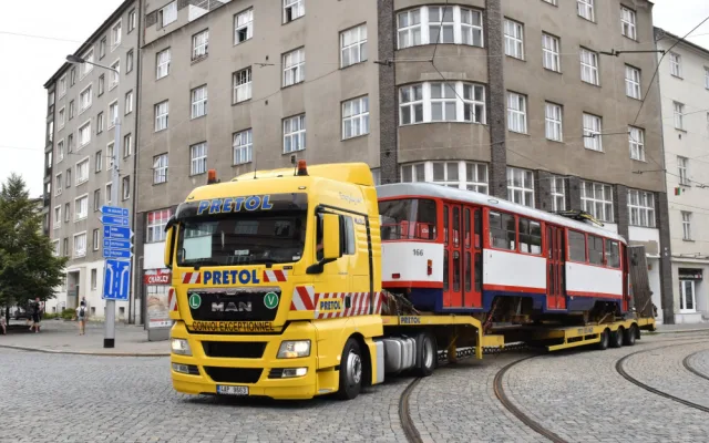 Olomoucká tramvaj zdobí střechu garáže u rodinného domu v Jihlavě.