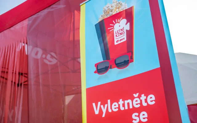 Letní kino v prosinci? Unikátní projekt E.ONu míří po Praze do Budějc.