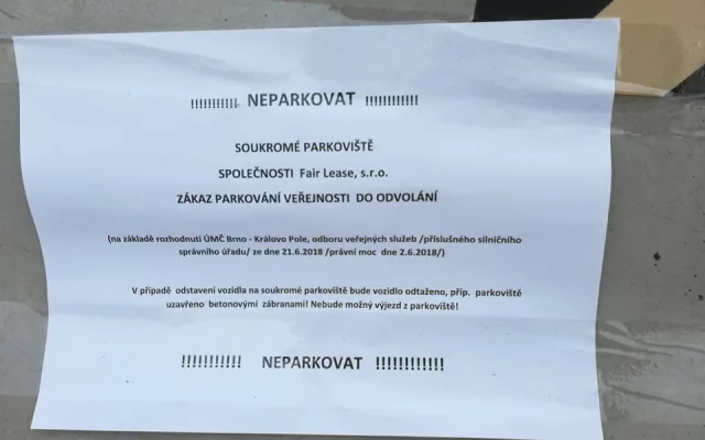 Betonové zátarasy ped hokejovou halou mládeže na Sportovní.