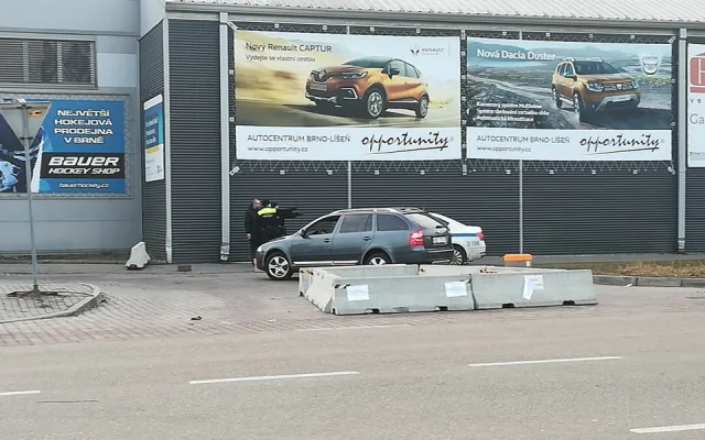 Betonové zátarasy ped hokejovou halou mládeže na Sportovní.