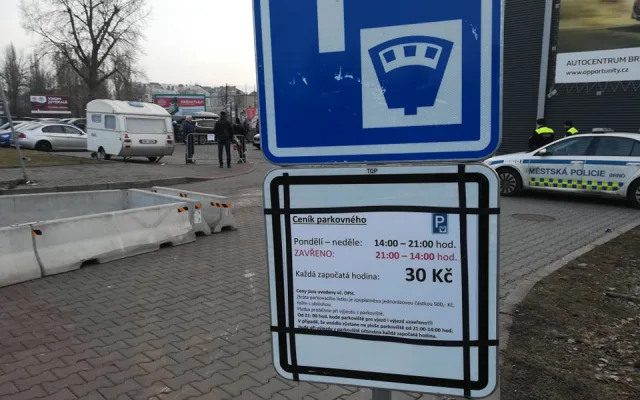 Betonové zátarasy ped hokejovou halou mládeže na Sportovní.