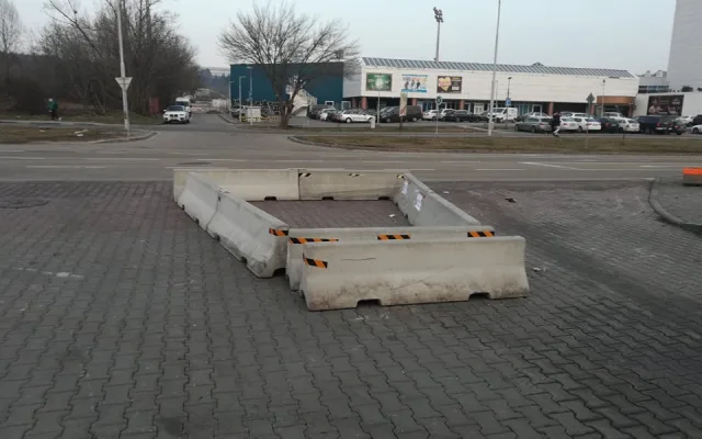Betonové zátarasy ped hokejovou halou mládeže na Sportovní.