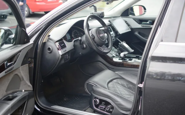 Dopravní policie nasadila do boje s piráty silnic speciálně vybavenou Audi A8.