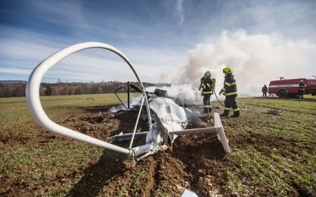 U Slavoňova na Náchodsku spadl vrtulník. Dva lidé zemřeli.