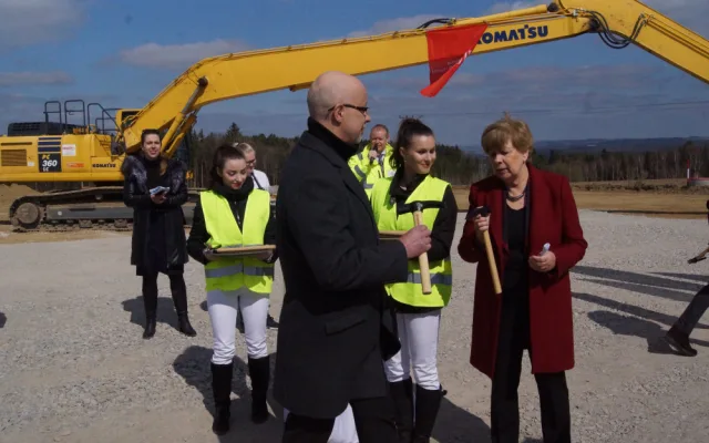 Slavnostním poklepáním dnes začala stavba obchvatu Budějc. O zpoplatnění bude ministerstvo jednat.