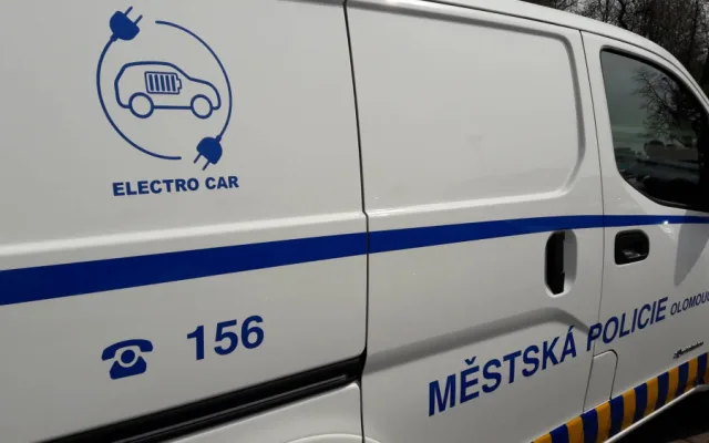 Olomoučtí strážníci budou jezdit novými elektromobily.