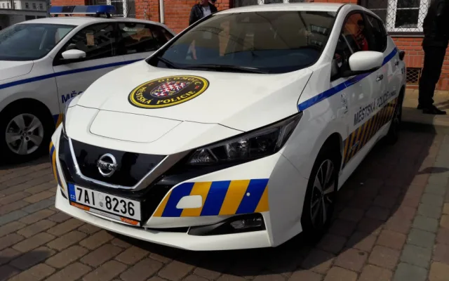 Olomoučtí strážníci budou jezdit novými elektromobily.