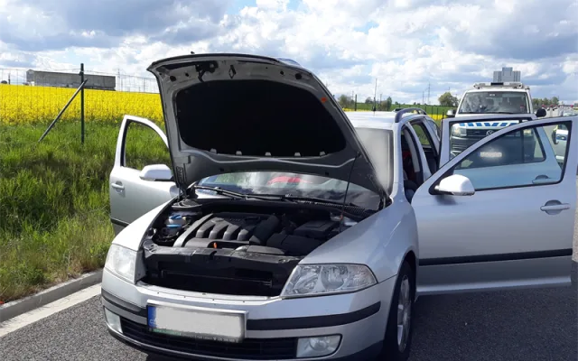 Celníci zastavili na dálnici D3 osobák, našli v něm skoro kilo a půl heroinu.