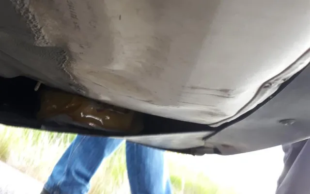 Celníci zastavili na dálnici D3 osobák, našli v něm skoro kilo a půl heroinu.